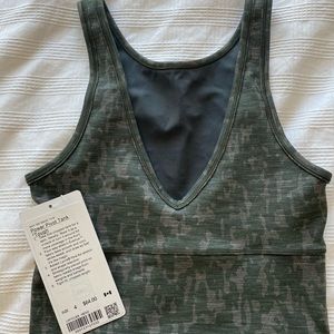 NWT lululemon power pivot tank size 4
